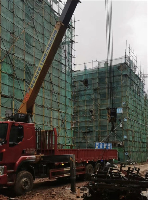 八宿县“慢工细活”—— 吊车的 “微动控制” 技术